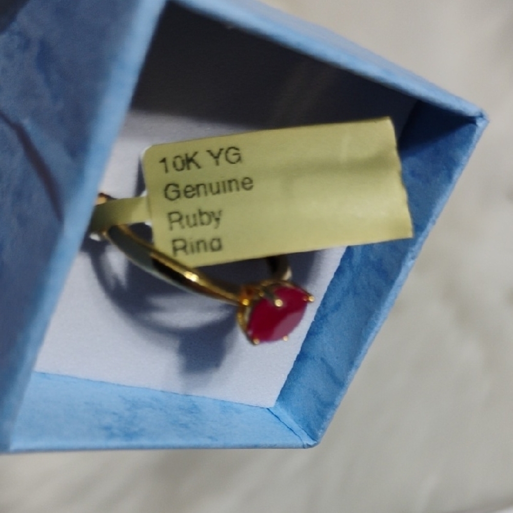 SALE! Elegant 10kt Solid Gold & Genuine 1.06 CTS Ruby Solitaire Ring - Picture 3 of 15